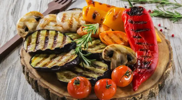 Grillowane warzywa: bakłażan, papryka, pieczarki, pomidorki i marchewka. Idealne, tanie pomysły na grilla.