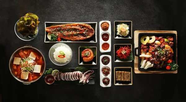 Pyszne przekąski na ognisko: grillowana ryba, kalmar, kimchi, zupa tofu i inne koreańskie smakołyki.