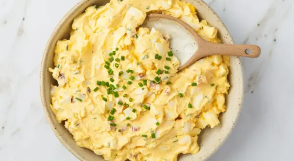Kremowa pasta jajeczna z kawałkami jajek i szczypiorkiem, idealna do kanapek. Prosty przepis na to, jak zrobić pastę jajeczną.