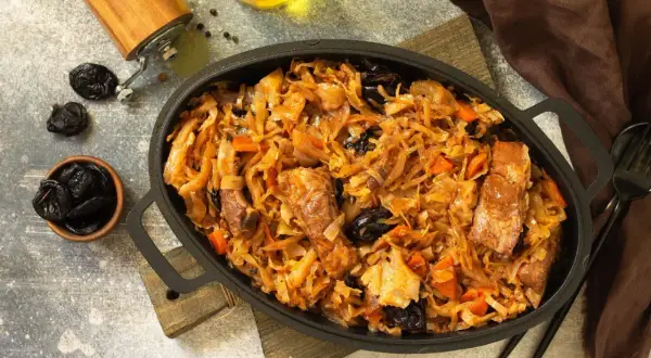Tradycyjny bigos z kiszonej kapusty z mięsem i śliwkami. Przepis na pyszne danie.