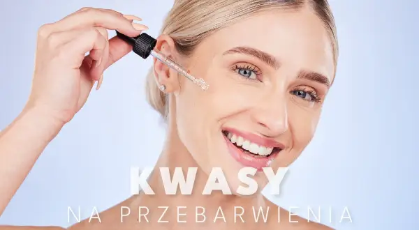 Uśmiechnięta kobieta aplikuje serum z pipetki. Kwasy na przebarwienia pomagają uzyskać gładką cerę.