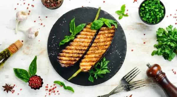 Grillowane bakłażany z bazylią i pieprzem – nietypowe dania z grilla, które zachwycą każdego.
