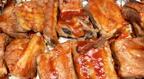 Soczysta żeberka z grilla, polane sosem BBQ, pieczone w folii aluminiowej.