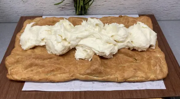 Puszysty krem do karpatki z budyniu na upieczonym cieście.