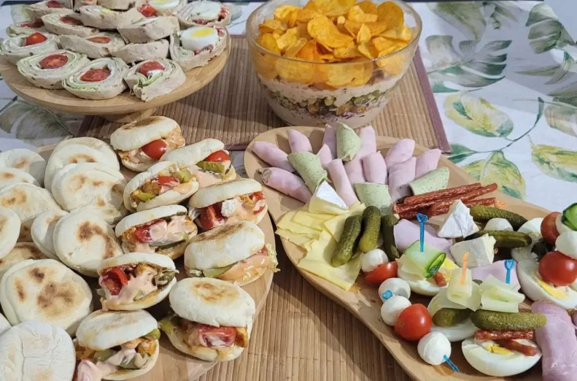 Pyszne dania na imprezę na ciepło: mini kanapeczki, roladki, ser, wędliny i przekąski.