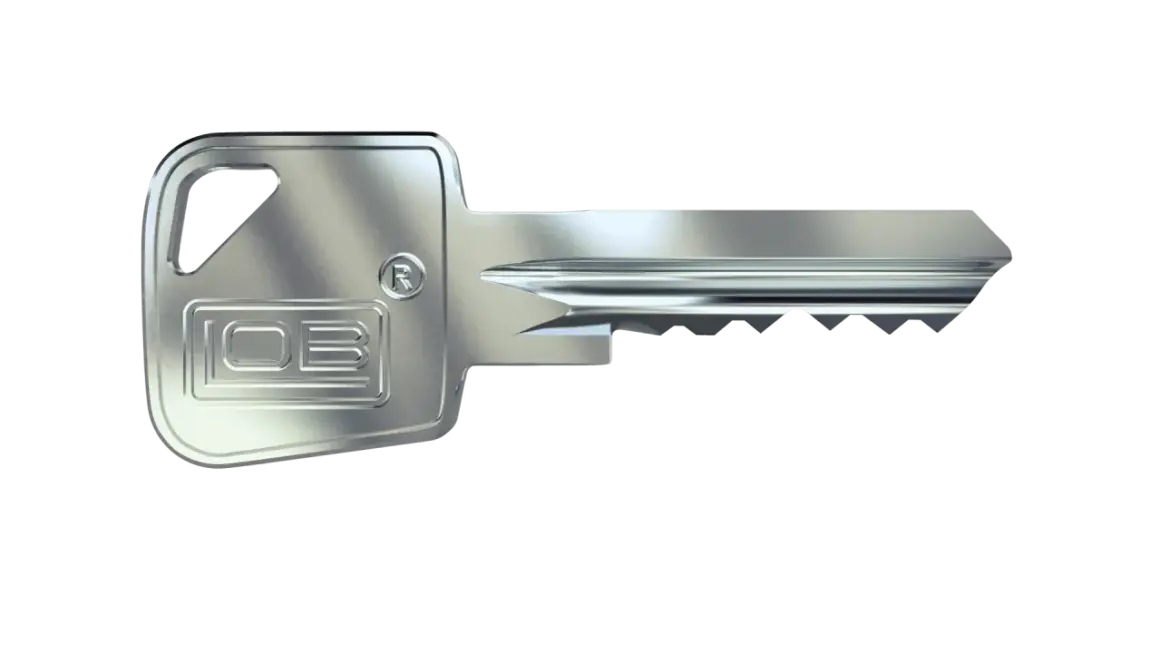 Metalowy klucz z wytłoczonym logo "IOB" i symbolem "R". To klucz do systemu jednego klucza, który otwiera wiele zamków.