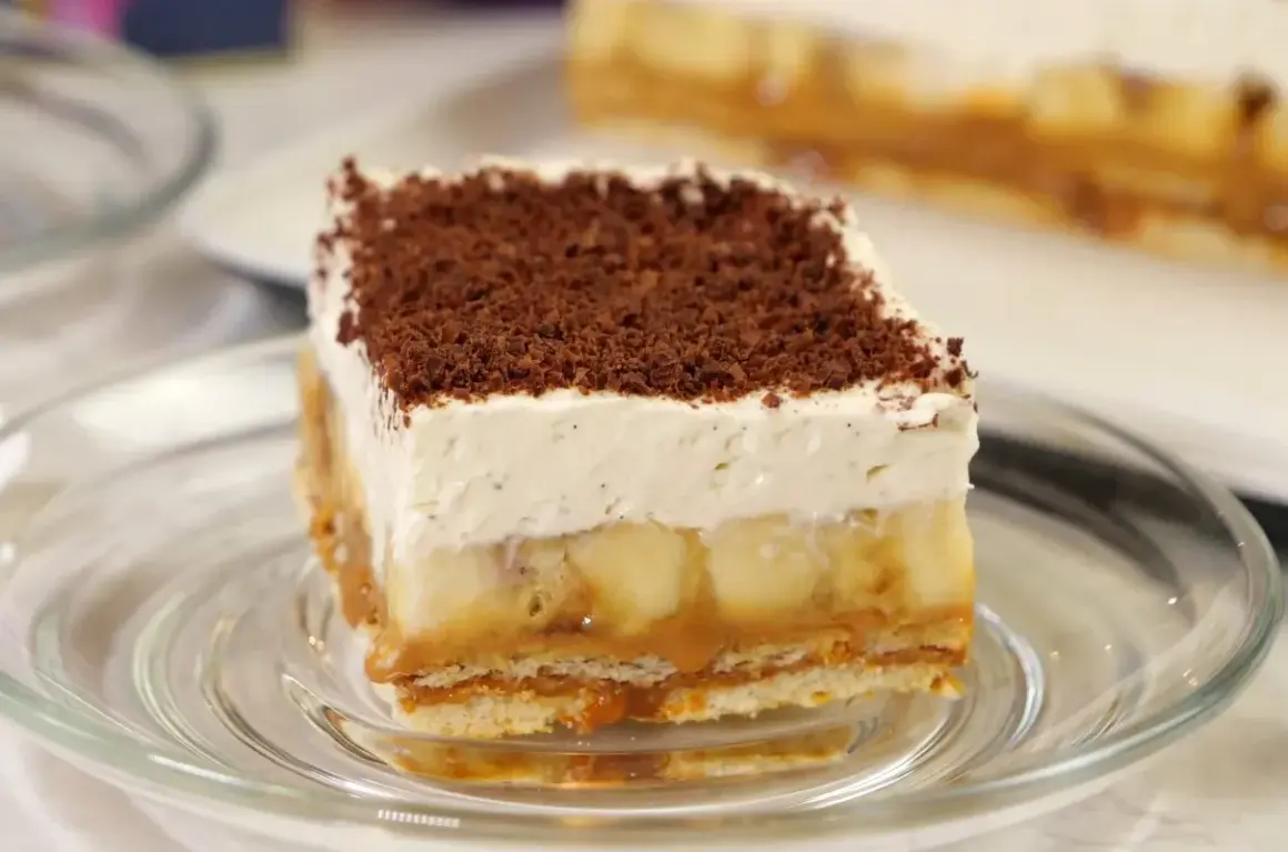 Pyszne ciasto bez pieczenia z bananami, karmelem i bitą śmietaną, posypane czekoladą. Idealne na deser.