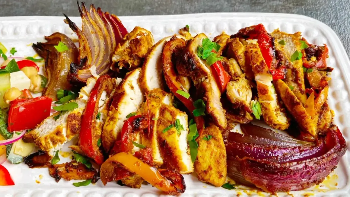 Pyszna shoarma z kurczaka z pieczoną cebulą i papryką. Idealna na szybki obiad, zastanawiasz się shoarma co to? To właśnie takie danie!