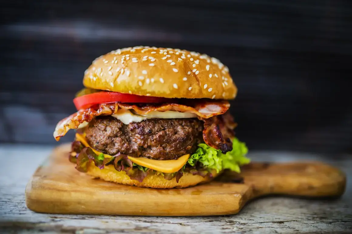 Pyszny burger z bekonem, serem i pomidorem. Idealny na obiad, gdy szukasz prawdziwe burgery przepis.
