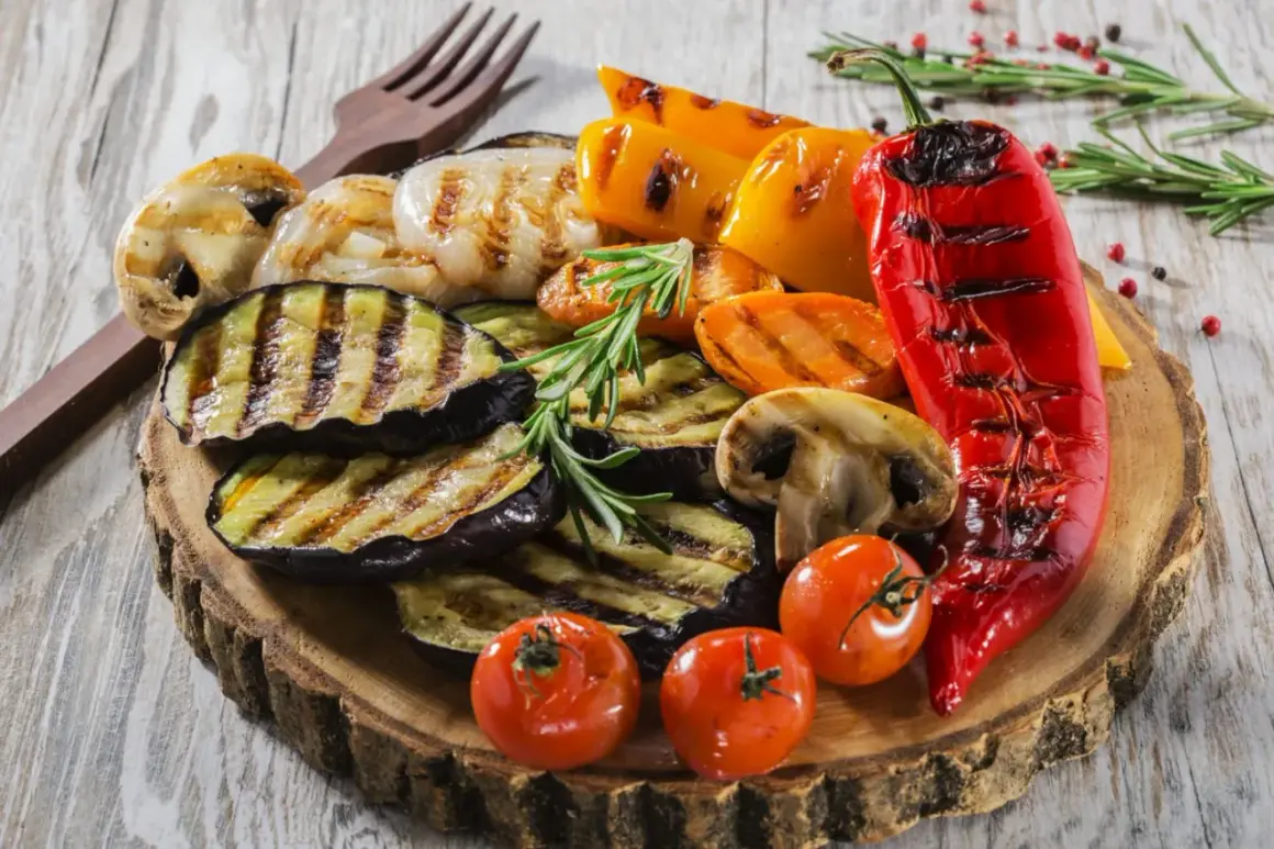 Grillowane warzywa: bakłażan, papryka, pieczarki, pomidorki i marchewka. Idealne, tanie pomysły na grilla.