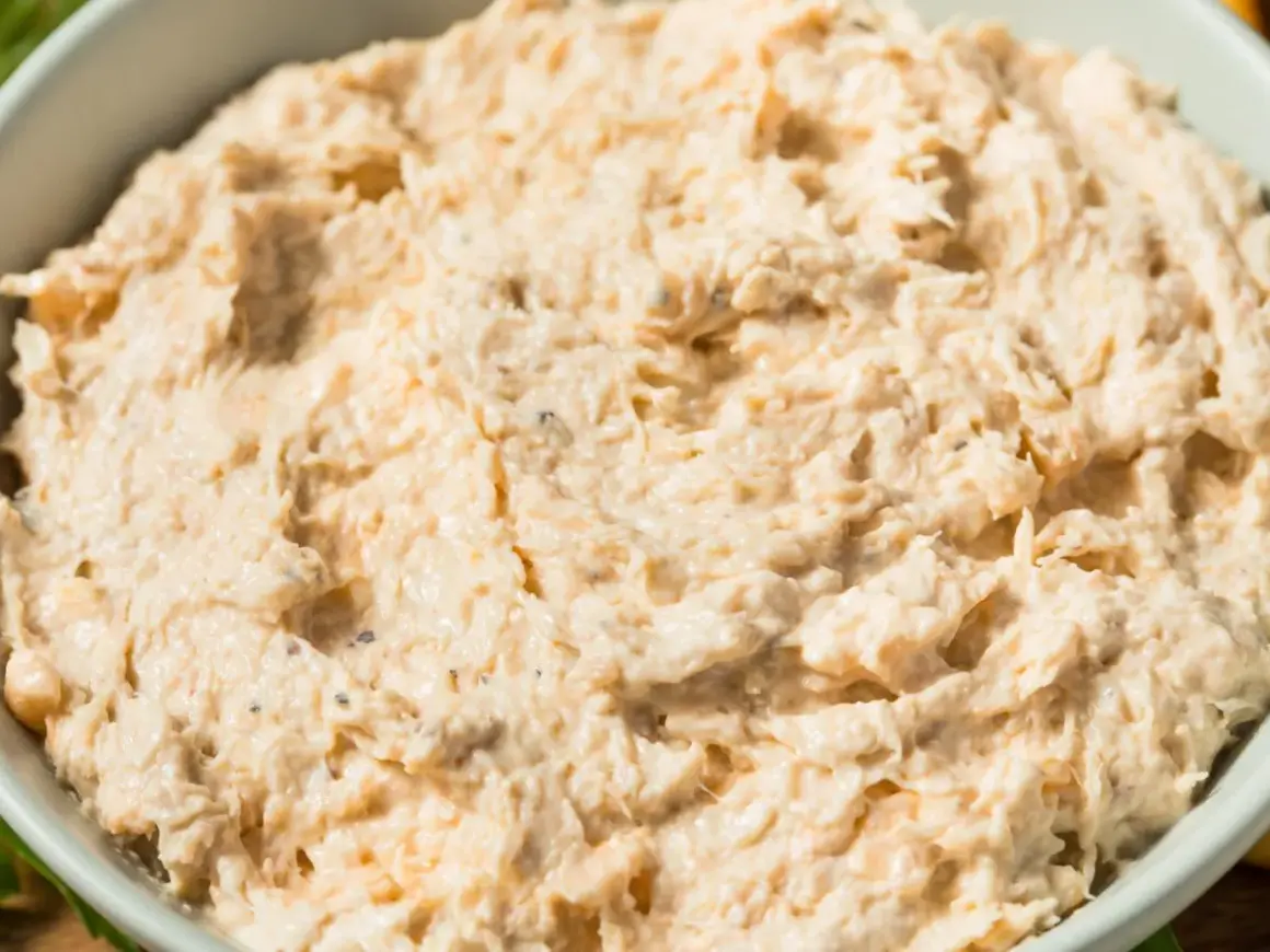 Kremowa pasta z gotowanego kurczaka, idealna na kanapki lub jako dip.