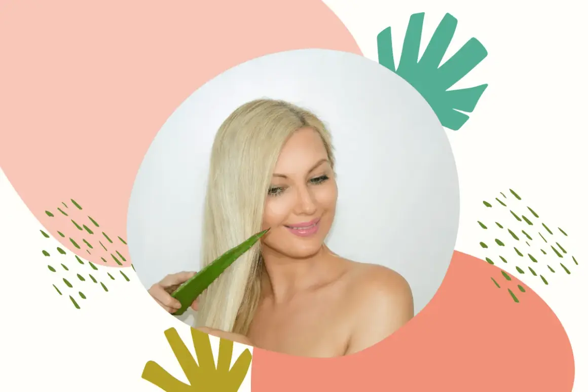 Blondynka z uśmiechem dotyka swoich włosów liściem aloesu, który jest naturalnym kosmetykiem do pielęgnacji włosów.