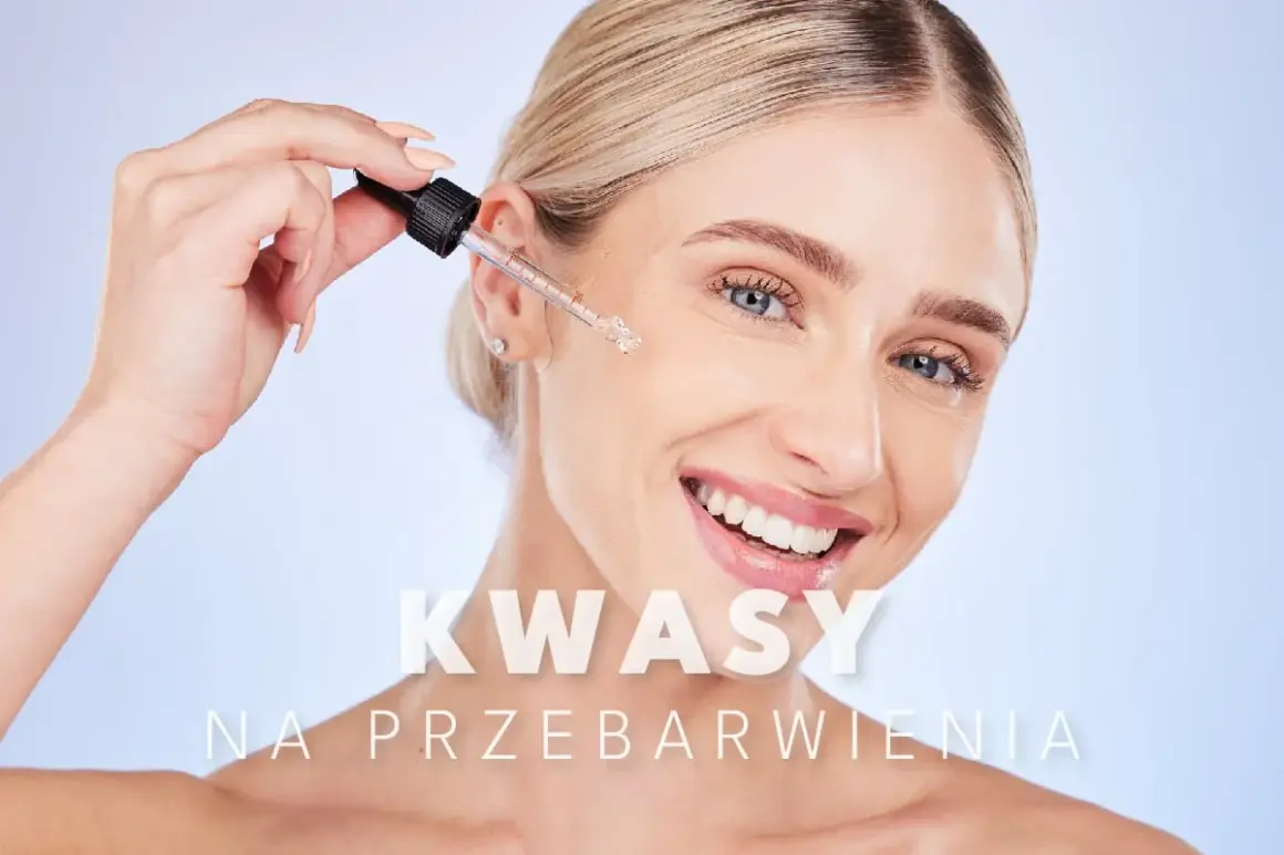 Uśmiechnięta kobieta aplikuje serum z pipetki. Kwasy na przebarwienia pomagają uzyskać gładką cerę.