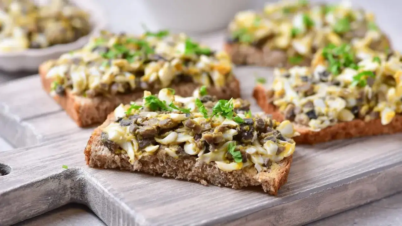 Pasta jajeczna z pieczarkami - Jak uzyskać kremową konsystencję?