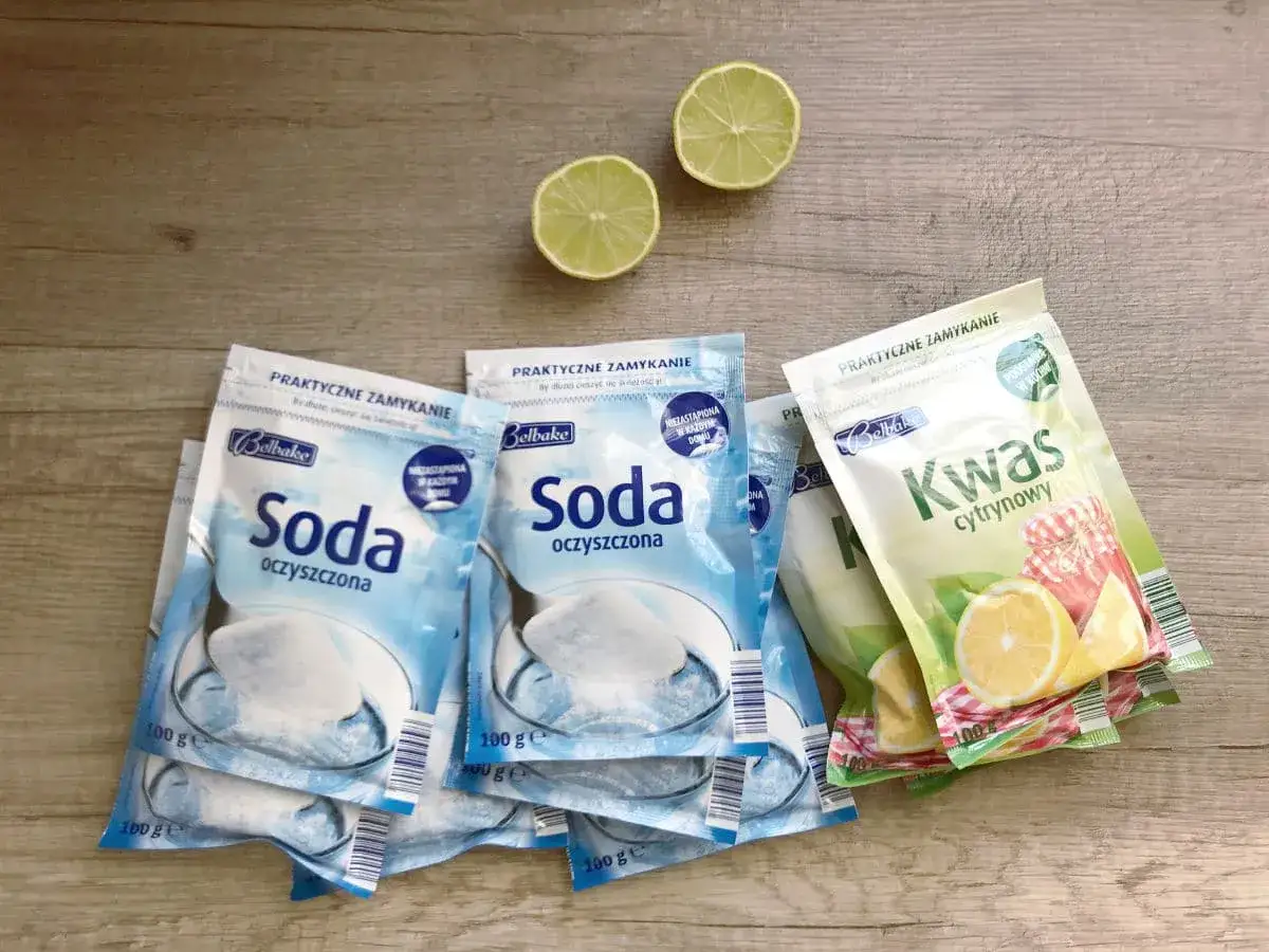 Składniki do domowych tabletek do zmywarki: soda oczyszczona i kwasek cytrynowy. Dwie połówki limonki dodają świeżości.