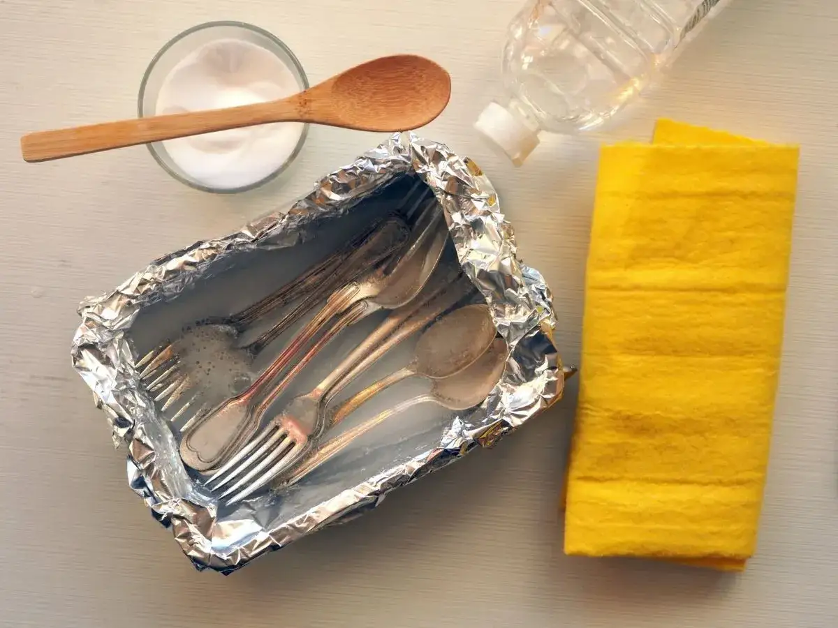 Jak wyczyścić poczerniałe sztućce? W folii aluminiowej, z sodą, octem i ściereczką.