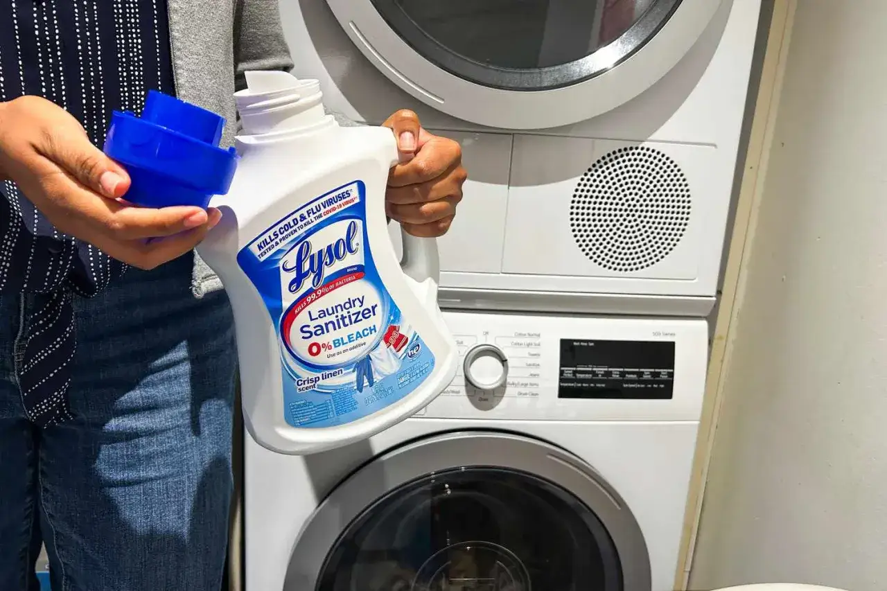 Butelka płynu Lysol Laundry Sanitizer, który pomoże Ci dowiedzieć się, jak usunąć zapach stęchlizny z ubrań.