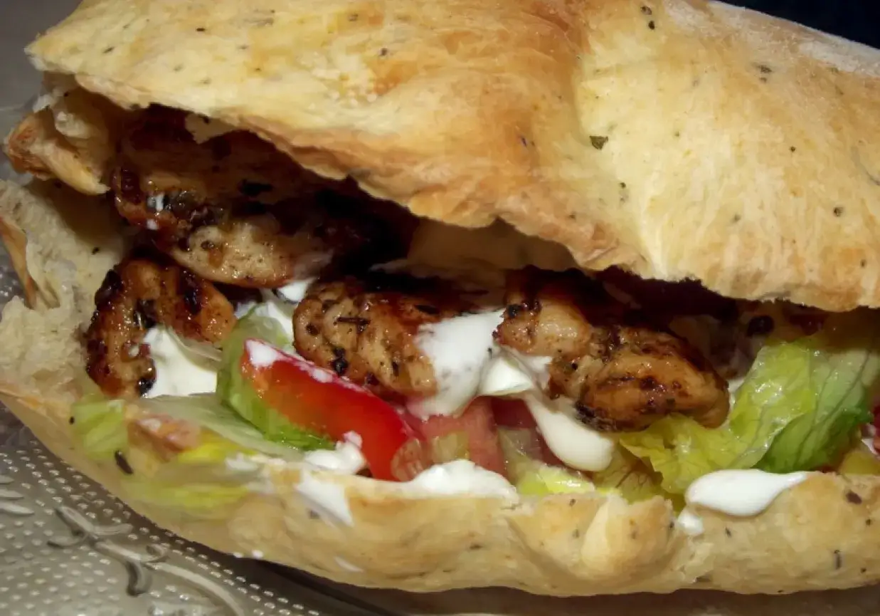 Pyszna shoarma z kurczakiem, warzywami i sosem w chlebku pita. Idealna odpowiedź na pytanie: shoarma co to?