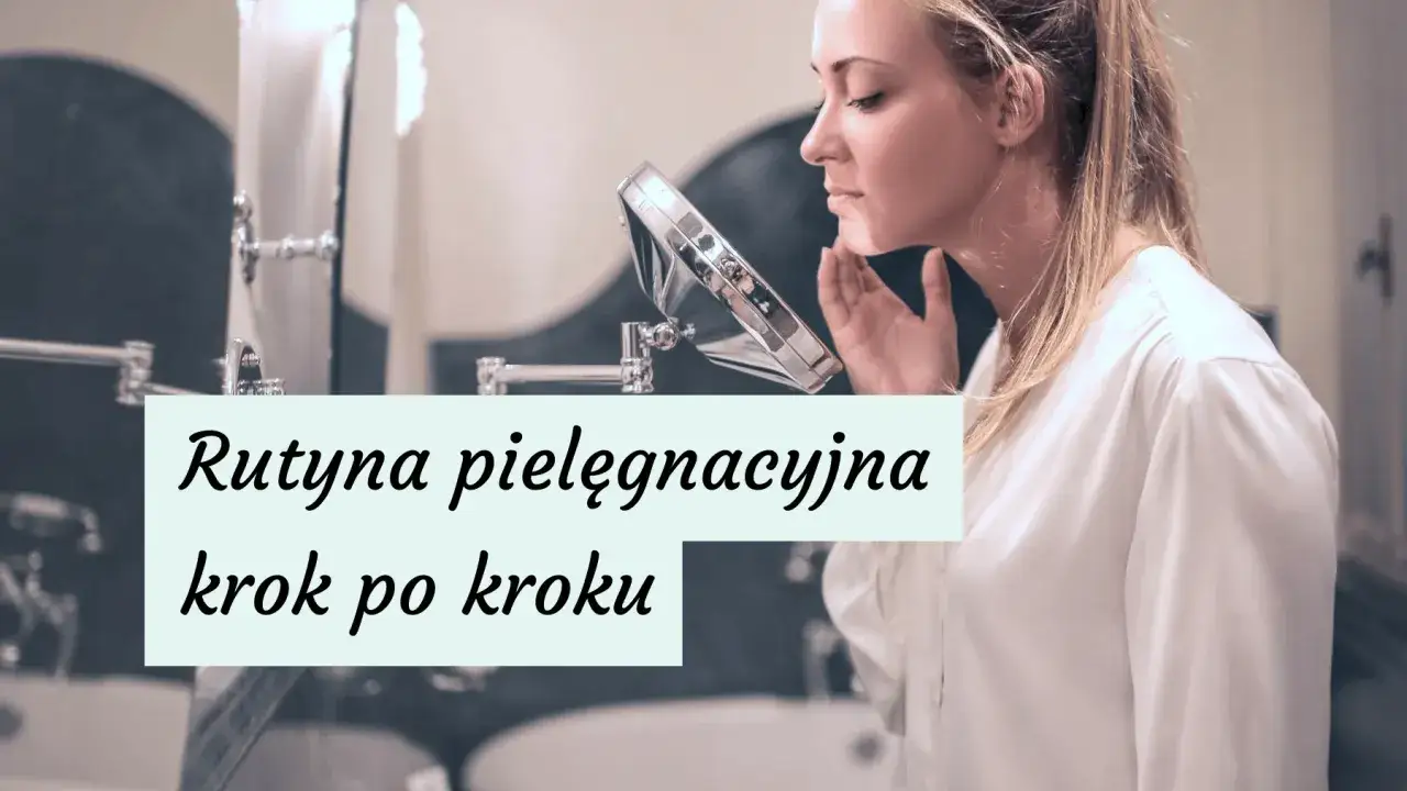 Kobieta w łazience, patrząc w lusterko, wykonuje rutynę pielęgnacyjną krok po kroku.
