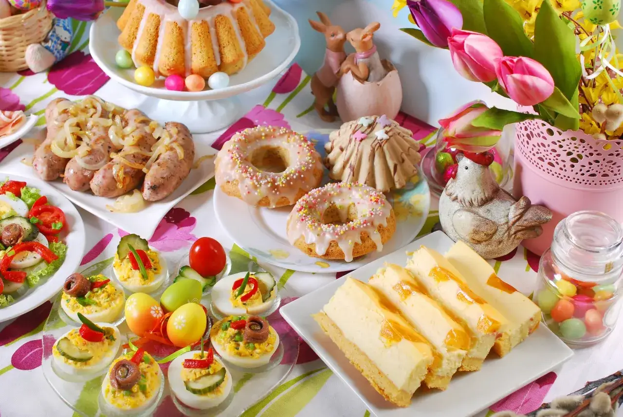 Wielkanocne przystawki: babka, kiełbaski, jajka faszerowane, sernik i słodkości.