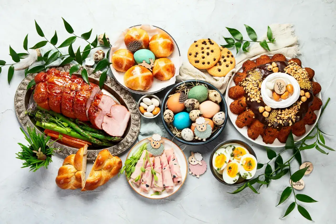 Nowoczesne potrawy wielkanocne: pieczony schab, babka, jajka, pasztet, bułeczki i słodkości.