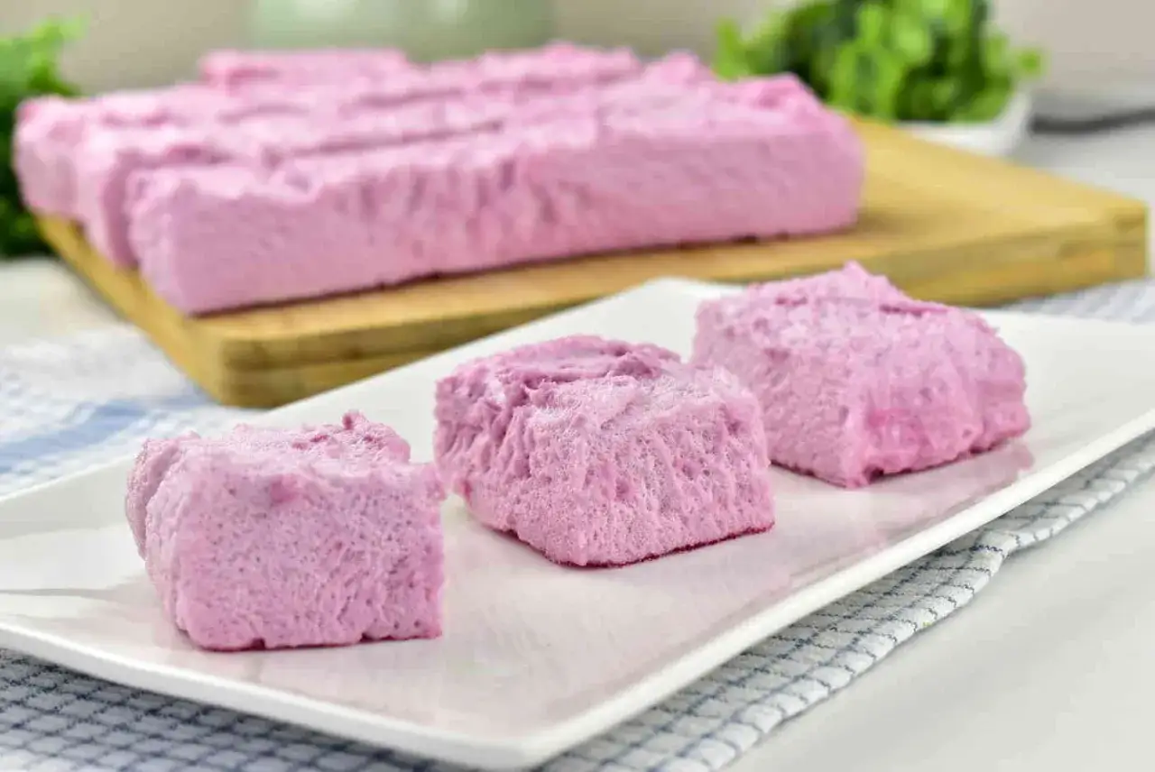 R&oacute;żowe pianki marshmallow, idealne do domowego przepisu. Puszyste i słodkie, gotowe do jedzenia.