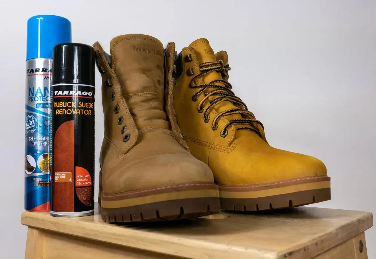 Dwa buty Timberland i dwa spraye: jeden do ochrony, drugi do renowacji zamszu. Dowiedz się, czym czyścić zamsz.