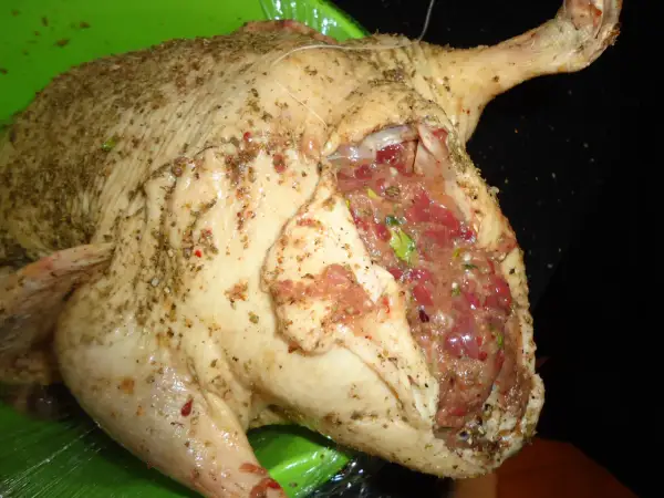 Kaczka nadziewana mięsem mielonym i wątróbką, gotowa do pieczenia. Przepis na wyśmienite danie.