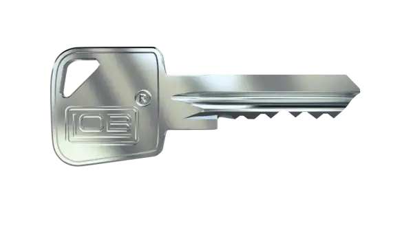 Metalowy klucz z wytłoczonym logo "IOB" i symbolem "R". To klucz do systemu jednego klucza, który otwiera wiele zamków.