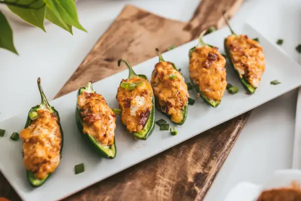 Jalapeno faszerowane serem i boczkiem, posypane szczypiorkiem. Pyszna przekąska, która rozwieje wątpliwości, chipotle co to jest!