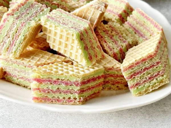 Warstwowe wafle z kremem o smaku galaretki i śmietany, idealne na deser.