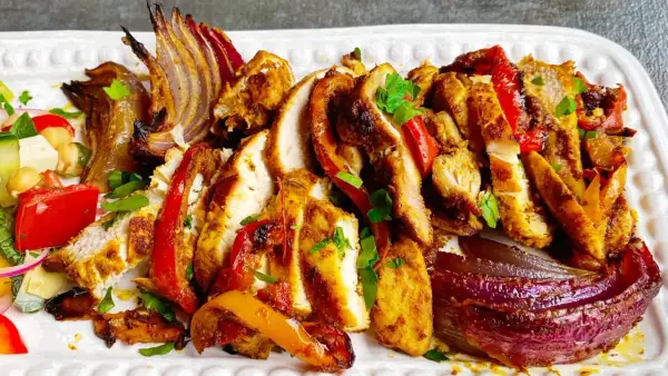 Pyszna shoarma z kurczaka z pieczoną cebulą i papryką. Idealna na szybki obiad, zastanawiasz się shoarma co to? To właśnie takie danie!
