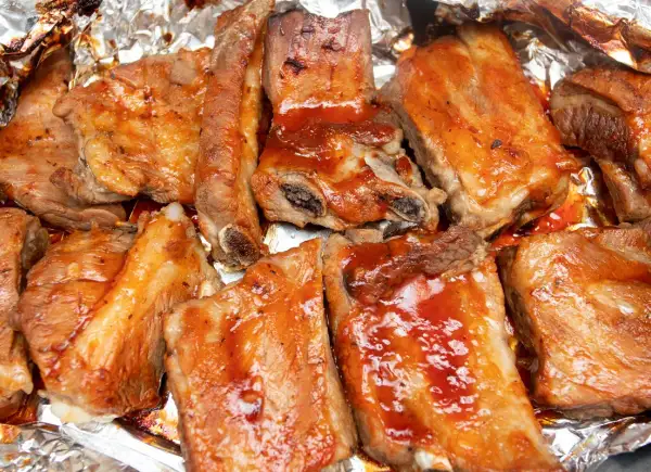Soczysta żeberka z grilla, polane sosem BBQ, pieczone w folii aluminiowej.