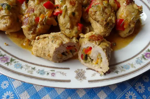 Roladki schabowe w sosie z warzywami, idealne do sosu. W środku papryka, cukinia i ser.